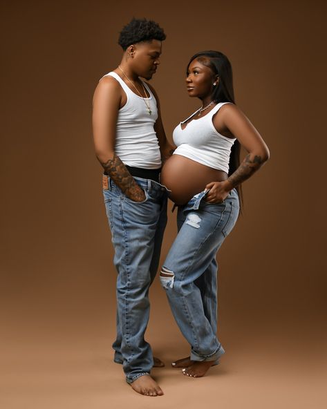 Maternity Photo Shoot In Jeans, Maternity Photography Ideas Jeans, Hip Hop Gender Reveal Ideas, Maternity Photography With Jeans, Casual Maternity Photography, Boy Maternity Shoot Black Women, 90s Maternity Shoot, Denim Pregnancy Photoshoot, Jean Maternity Shoot