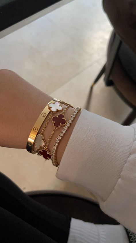 Van Cleef And Arpels Jewelry, Expensive Jewelry Luxury, Luxury Jewelry Brands, Wrist Jewelry, Luxe Jewelry, Jewelry Accessories Ideas, Girly Accessories, Classy Jewelry, Stacked Jewelry