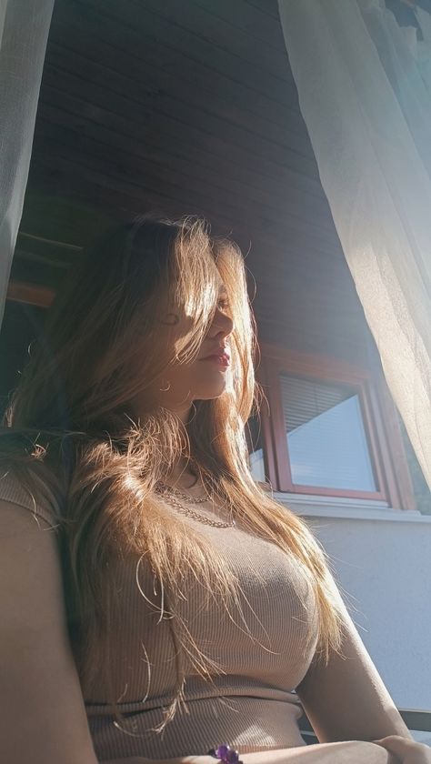 Light Brown Hair Girl Aesthetic, Sunshine Aesthetic Girl, Brown Hair In Sunlight, Honey Girl Aesthetic, Light Brown Hair Aesthetic, Brown Hair Girl Aesthetic, Golden Hour Hair, Girl With Light Brown Hair, Sofia Core