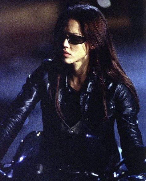 Dark Angel Tv Series, Old Shows, Lara Croft, Badass Women, Dark Angel, Feminine Aesthetic, Jessica Alba, Angelina Jolie, Costumes For Women