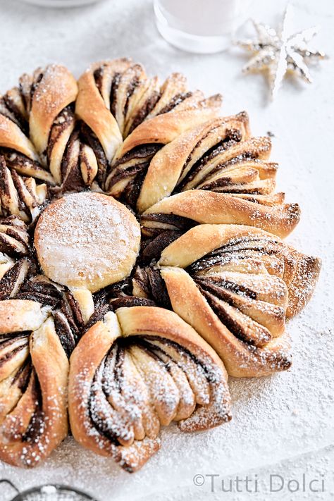 Chocolate Hazelnut Star Bread | star bread | star bread recipe Nutella Star, Nutella Star Bread, Sweet Yeast Dough, Yeast Dough Recipe, Festive Bread, Almond Coffee Cake, Breakfast Baking, Star Bread, Yeast Dough