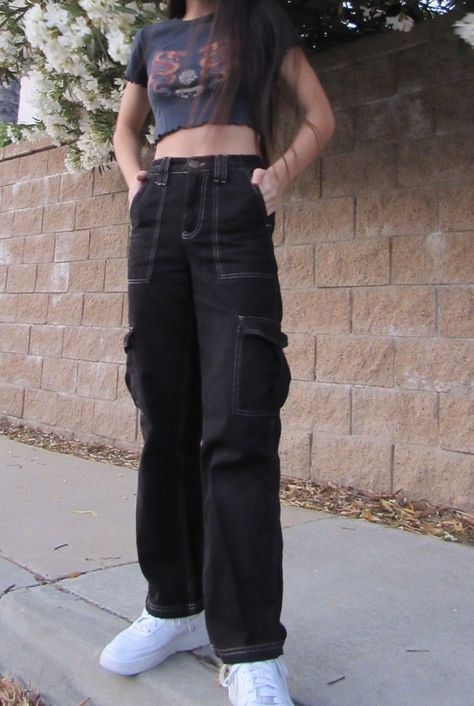 BDG urban outfitters outfit inspo #urbanoutfit #nikeairforce1 #af1 Black Cargo Pants Urban Outfitters, Cargo Black Pants Outfit, Cargo Outfits Women, Cargo Trousers Outfit, Cargo Pants Outfit Black, Cargo Outfits, Black Cargo Pants Outfit, Urban Outfitters Outfit, Cargo Pants Outfit Women