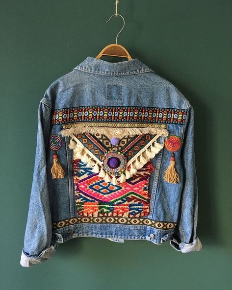 Upcycled Denim Jacket, Diy Denim Jacket, Embellished Denim Jacket, Blue Jeans Crafts, Painted Jacket, Boho Denim, Diy Jacket, Denim Ideas, Boho Jacket