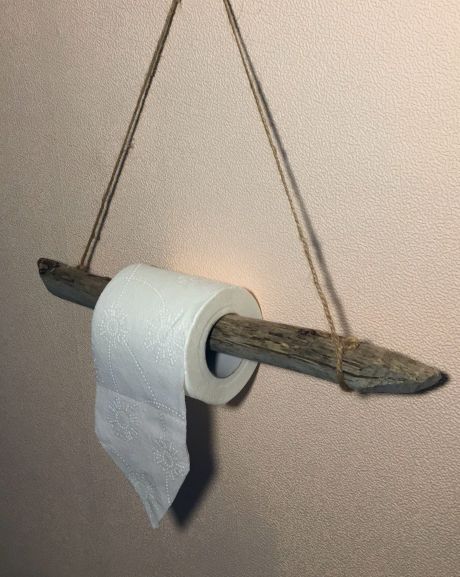 Driftwood Toilet Paper Holder... Driftwood Decor Ideas for the Bathroom, featured on Completely Coastal. Mos Wand, Diy Toilet Paper Holder, Rustic Toilet Paper Holders, Tre Kunst, Walk In Shower Designs, Toilet Paper Dispenser, Diy Toilet, Paper Dispenser, Spa Like Bathroom