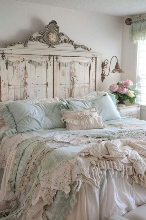 Cottage Kitchen Inspiration, Shabby Chic Romantic Bedroom, Country Cottage Bedroom, Cottage Kitchen Ideas, Shabby Bedroom, Country Cottage Farmhouse, Muebles Shabby Chic, Shabby Chic Porch, Good Morning Facebook