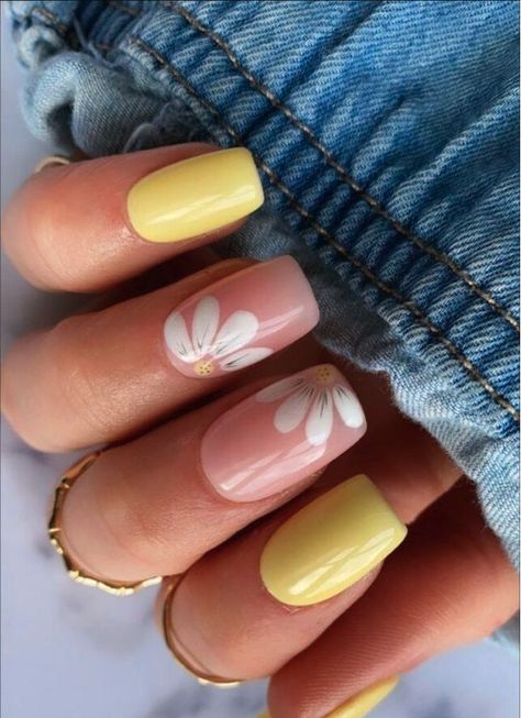 Nail Art Printemps, June Nails, Lemon Nails, Daisy Nail Art, Yellow Nail Art, Yellow Nails Design, April Nails, Nude Nail Designs, Beauty Nails Design