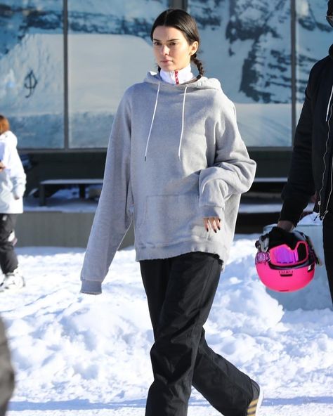 Kendall Jenner in Aspen - 12/29 Kendall Jenner à Aspen - 29/12 #kendalljenner Outfit Kendall Jenner, Clothing Closet, Kendall Jenner Street Style, Kendall Style, Ski Outfit, Snow Outfit, Aspen Colorado, Snowboarding Outfit, Kendall Jenner Outfits