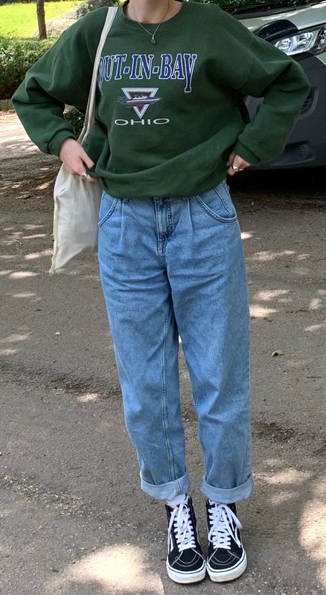 Styling Vans Women Outfit, Vans Outfit Women, Vans Outfit, Mom Jeans Outfit, Streetwear Fashion Women, Casual Style Outfits, Mode Inspiration, Outfits Casuales, Outfits Aesthetic