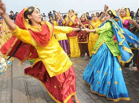 Punjabi Culture and traditional punjabi dance (Gidha: Ladies dance ) Punjabi Dance, Punjab Culture, Vasant Panchami, Garba Dance, Punjabi Culture, India Clothes, Festivals Around The World, Traditional Dance, Indian Dance