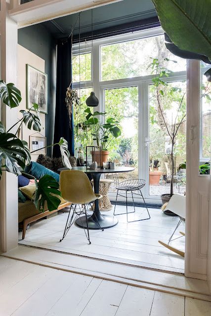 A splendid Dutch home Modern Sunroom, Boho Apartment, Lots Of Plants, Sunroom Ideas, Sunroom Decorating, Design Del Prodotto, Eclectic Interior, Style At Home, A Living Room