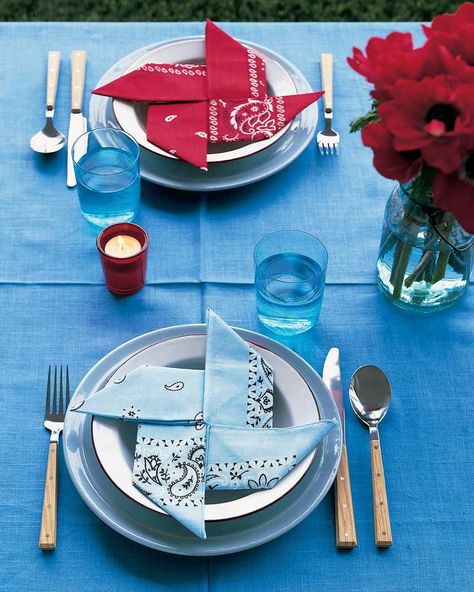 Make a down-home meal more fun with pinwheel napkins made from bandannas (they're easy to find and inexpensive). Bandana Napkins, How To Fold Napkins, Diy Napkin Folding, Beautiful Napkin Folding, Fold Napkins, Bandana Crafts, Rustic Napkins, Patterned Napkins, Diy Napkins