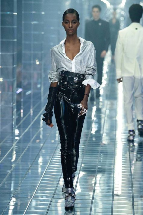 High Waisted Fashion, Designer Runway, Older Women Fashion, Women Fashion Edgy, Futuristic Fashion, Art Characters, Fantasy Inspiration, Philipp Plein, Fashion Show Collection