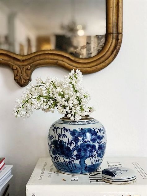 Blue Porcelain Vase With Flowers, Blue And White Pottery Decor, Vintage Blue And White Bedroom, Blue And White Vintage Aesthetic, Blue And White Pottery Vase, Blue And White Vases Decor, Blue And White Ceramics, Blue And White China Decor, Blue China Vase