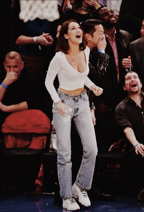 ليلي كولينز, Knicks Game, Estilo Jenner, Bella Hadid Street Style, Baby Bells, Bella Hadid Outfits, Bella Hadid Style, Hadid Style, Mode Jeans