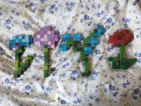 Minecraft Rose Wooden Blocks, Diy Minecraft Flower Wood, Wooden Block Pixel Art, Wooden Block Minecraft Flower, Wooden Minecraft Flower, Minecraft Flower Wood Blocks, Minecraft Gift Ideas For Boyfriend, Minecraft Cube Art, Wooden Block Minecraft