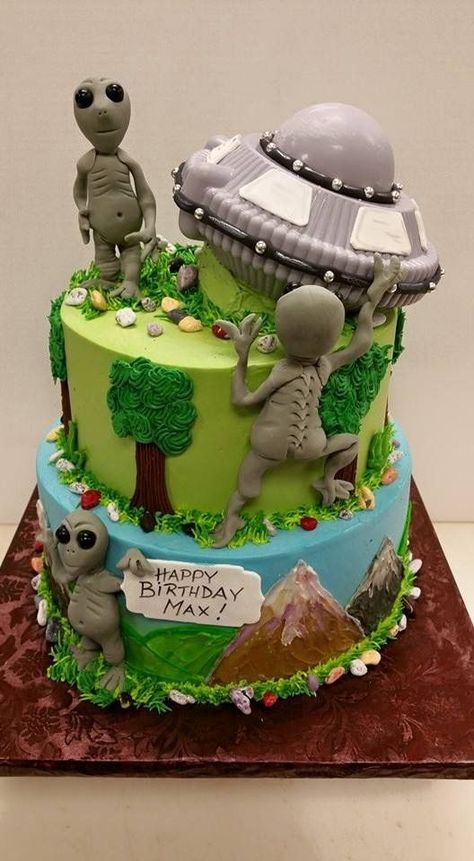 Outer Space Cake, Drawn Mountains, Candy Rocks, Alien Birthday Party, Alien Cake, Sloth Cakes, Nursing Cake, Alien Party, Cake With Fondant