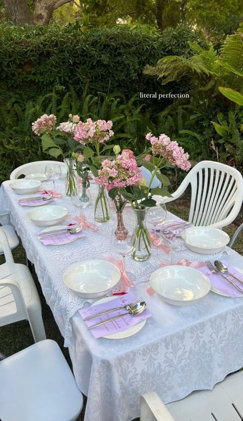 Fairy Backyard Wedding, Tangled Cake Aesthetic, Pink Garden Birthday Party, Outdoor Birthday Brunch, Floral Party Aesthetic, Coquette Themed Party, Brunch Flowers, Pink Garden Party, Garden Party Aesthetic