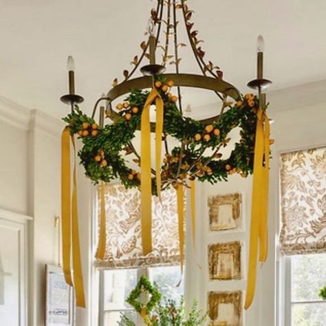 The Proper Peacock on Instagram: "This festive kitchen makes me feel like baking ALL the Christmas cookies! Styling by @margaret_zainey_roux. Photo by @saraessexbradley. As published in a previous year’s holiday issue of @southernhomemag. . . #holidaydecor #christmasdecor #christmasdecorating #decorations #interiordesign #interiordecorating #holidaybaking #traditionalhome #traditionalinteriors #classicstyle #interiorstyling #interiordecor #interiordetails #deckthehalls #classicdesign #classicdecor #classicinteriors #timelessstyle #margaretzaineyroux #saraessexbradleyphotography ##southernhome #southernhomemag" Chandelier Xmas Decor, Ribbons On Chandeliers Christmas, Wreath On Chandelier, Christmas Decor Chandelier Dining Rooms, Chandelier Christmas Decor Ideas, Christmas Wreath Chandelier, Christmas Wreath Kitchen Cabinets, Ornaments On Chandelier, Holiday Chandelier Decor