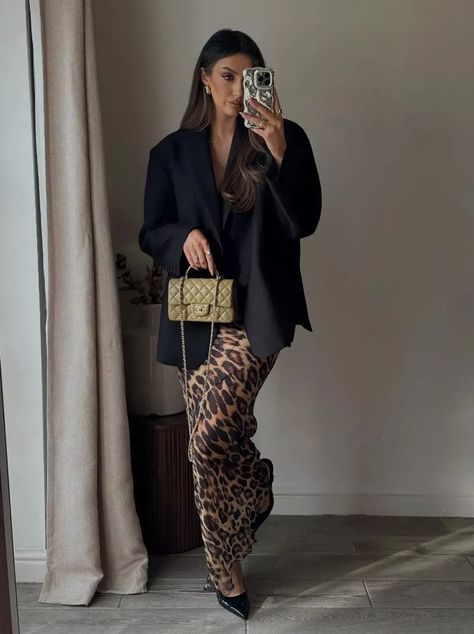 Elegant Animal Print Outfit, Satin Skirt Outfit Night Out, Animal Print Satin Skirt Outfit, Outfits For Drinks Night, Satin Brown Skirt Outfit, Leopard Print Skirt Outfits, Leopard Print Satin Skirt Outfit, Satin Leopard Skirt Outfit, Leopard Satin Skirt Outfit