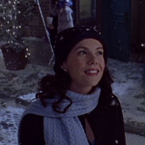 Gilmore Girls Christmas, I Smell Snow, Gilmore Girls Fashion, Lorelei Gilmore, Gilmore Girls Outfits, Kaptan Jack Sparrow, Team Logan, Gilmore Girl, Lauren Graham