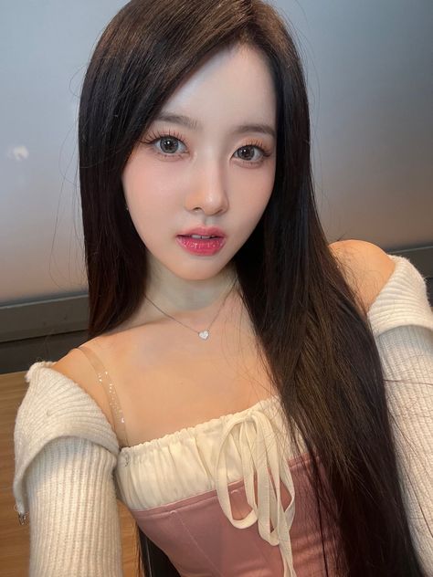 Sieun Selca, Idol Life, Stayc Sieun, It's Going Down, Heart Women, Icon Pfp, Kpop Girl Groups, Kpop Idol, Korean Girl