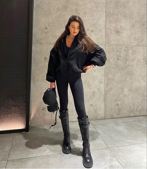 Catsuit Outfit, Blouse Outfit Casual, Outfit Botas, Winter Fashion Outfits Casual, Causual Outfits, Lily Collins, Casual Winter Outfits, Fashion Images, Outfit Inspo Fall