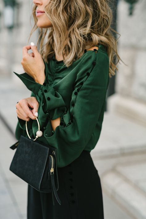 Hello Fashion Blog, Style Vert, Outfit Elegantes, Hello Fashion, Green Outfit, Work Wardrobe, Style Streetwear, Green Blouse, Look Casual