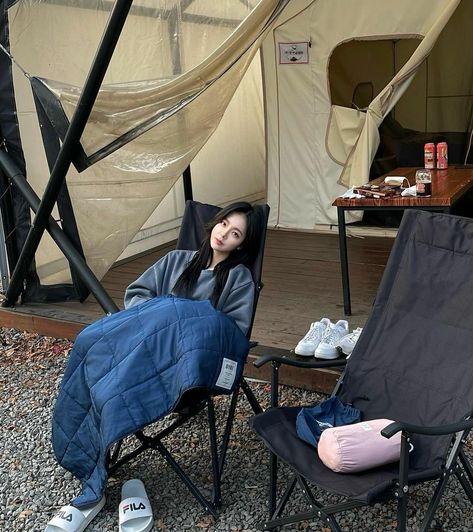 Korean Camping Outfit, Camping Photo Ideas Instagram, Camping Photoshoot, Ootd Korean, Cute Hiking Outfit, Travel Pose, How We Met, Outfit Korean, 사진 촬영 포즈