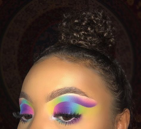 Colorful Cut Crease, Maquillaje Cut Crease, Empty Eyeshadow Palette, Eyeshadow Crease, Account Ideas, Easy Winged Eyeliner, Eyeshadow For Green Eyes, Rainbow Eyeshadow, Cut Crease Eyeshadow