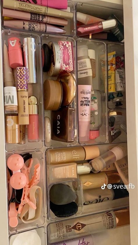 Vanity Aesthetic, Vanity Inspo, Brownie Packaging, Perfect Eyeshadow, Rangement Makeup, Makeup Collection Goals, Classy Makeup, Makeup Bag Essentials, Makeup Drawer Organization