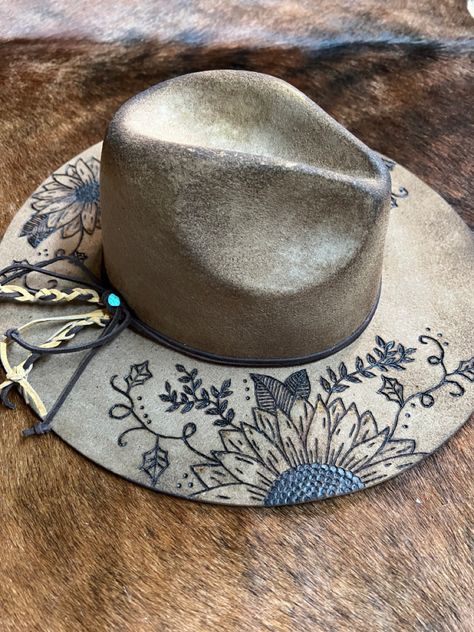 Burned Hats Sunflower, Leather Burned Hats, How To Burn A Cowboy Hat, Painting On Felt Hats, Boho Cowgirl Hat, How To Paint A Cowboy Hat, Painting Felt Hats, Customized Western Hats, Felt Hat Painting