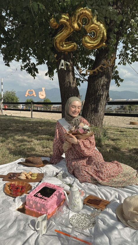 Hijab Birthday Outfit, Hijabi Picnic Outfit, Picnic Birthday Photoshoot, Birthday Outfit Hijab, Birthday Picnic Photoshoot, Picnic Outfit Summer, Eh Poems, Birthday Shoots, Outfits Muslim