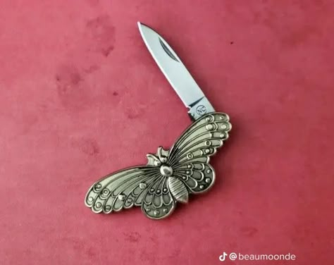 Knives For Women, Knife Aesthetic, Pretty Knives, Butterfly Knife, Cool Knives, Pocket Knives, Butterfly Shape, Dream Jewelry, Cute Jewelry