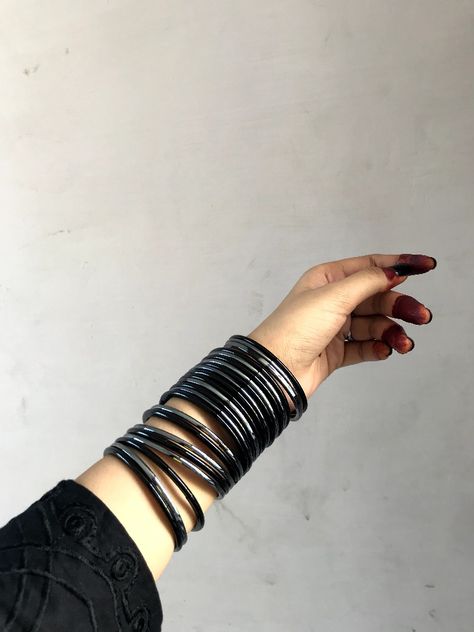 Black Bangles Aesthetic, Bangles Aesthetic, Black Bangles, Bengali Art, Bridal Sari, Indian Accessories, Black Bangle, Pink Perfume, Gold Mangalsutra Designs