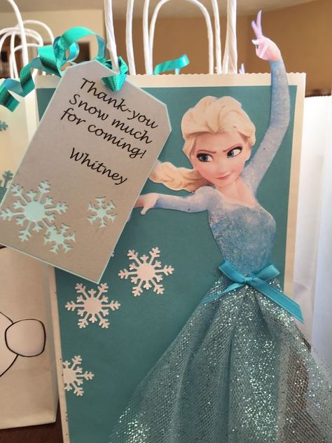 Elsa gift bag with gift tag Frozen Themed Birthday Party, 4th Birthday Cakes, Goodie Bags, 5th Birthday, Wedding Invitation Cards, Olaf, 4th Birthday, Gift Tag, Birthday Party Themes