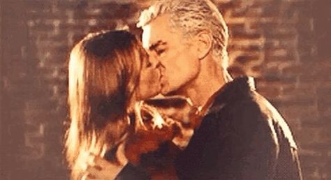 Spike Btvs, Buffy And Spike, Kiss Animated, Kiss Gif, Spike Buffy, James Marsters, Buffy Summers, Sarah Michelle Gellar, Buffy The Vampire