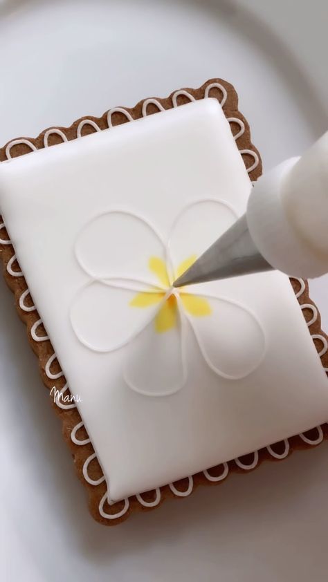 Manu - Manuela Pezzopane | Royal icing daisy transfer. #royalicingtransfers #royalicingtransfer #oddlysatisfying #biscottidecorati #ghiacciareale | Instagram Cookies Daisy, Icing Techniques, January 26, Royal Icing, Chip Cookies, Baked Goods, Chocolate Chip Cookies, Chocolate Chip, Daisy