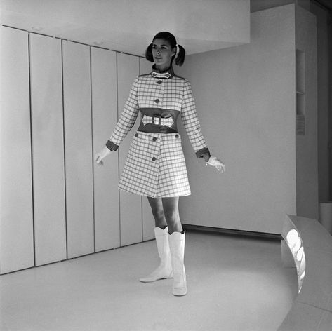 Space Age Fashion, Andre Courreges, Fashion 1960s, Sixties Fashion, Retro Mode, 1970s Fashion, Mod Fashion, 1960s Fashion, White Boots