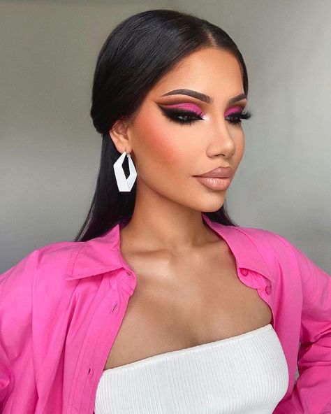 ALINA on Instagram: “Barbie X Retro 💗 Ngl I’m obsessed with how this look came out 🤪” Barbie Makeup Look Doll, Types Of Makeup Styles, Almond Eye Makeup, Doll Eye Makeup, Face Art Makeup, Barbie Makeup, Types Of Makeup, Creative Eye Makeup, Asian Eye Makeup