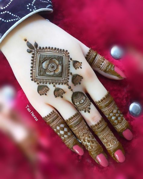 Palm Mehndi Design, Henna Tattoo Designs Hand, Mehndi Designs Bridal Hands, Mehndi Designs For Kids, Very Simple Mehndi Designs, Simple Mehndi Designs Fingers, Engagement Mehndi Designs, Full Mehndi Designs, Henna Tattoo Designs Simple