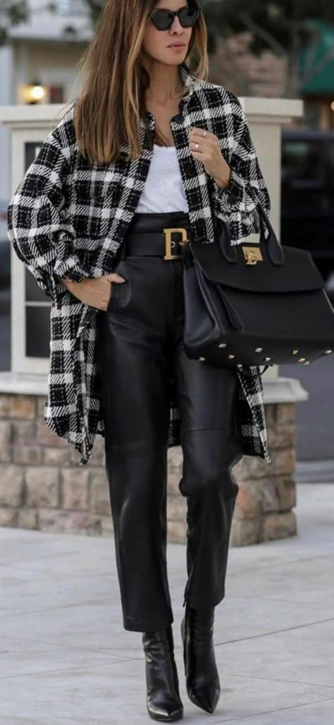 Chique Outfit, Leather Pants Outfit, Skandinavian Fashion, Coachella Fashion, Outfit Chic, Black Leather Pants, Looks Black, Cozy Outfit, Winter Mode