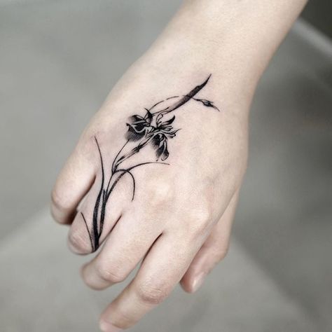 Flower on the wrist tattoo Pinky Tattoos, Iris Flower Tattoo, Forearm Flower Tattoo, February Birth Flowers, Iris Tattoo, Lavender Tattoo, Inspiration Tattoo, Birth Flower Tattoos, Geniale Tattoos