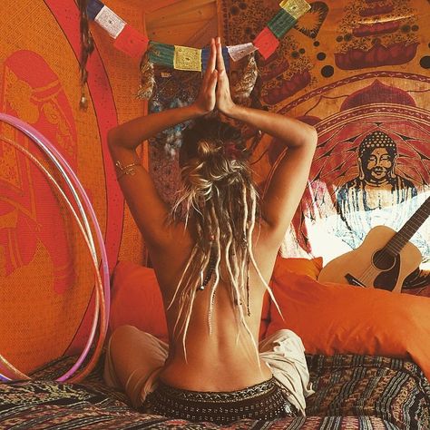 Live lucky love life. #HippieSpirits #meditation #yoga Meaningless Life, Dread Ideas, Mundo Hippie, Boho Closet, Calendar Inspiration, Wild Women Sisterhood, Dirty Hippie, Boho Lifestyle, Hippie Lifestyle