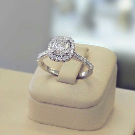 Les 40 plus jolis modèles des bagues de mariage en vogue cette saison Solitaire Halo Engagement Ring, Engagements Rings, خواتم خطوبة, Hand Jewelry Rings, Engagement Rings Couple, Cute Engagement Rings, Future Engagement Rings, Dream Engagement, Cushion Diamond