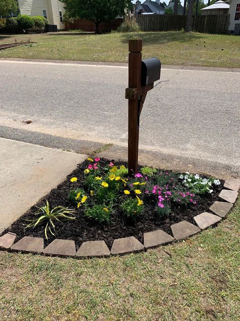 Front Of House Flower Bed Ideas, Driveway Makeover, Flower Box Garden, Design A Garden, Mailbox Garden, Mailbox Landscaping, Front Flower Beds, Mailbox Ideas, Small Garden Ideas