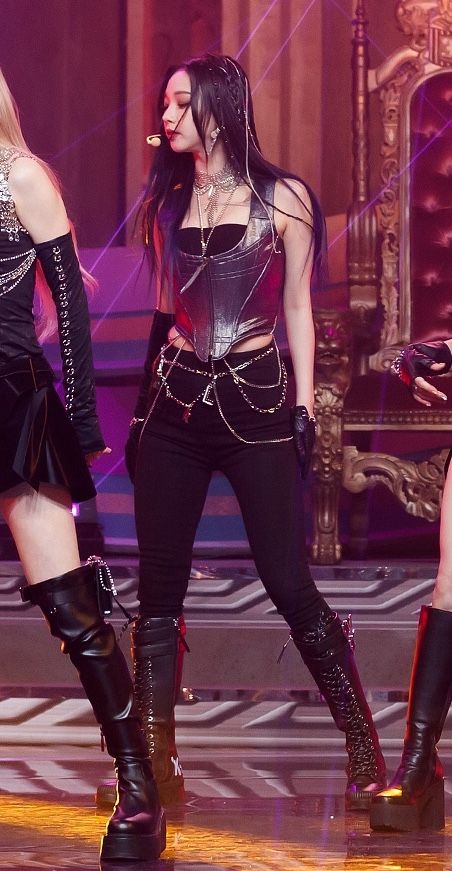 K Pop Black Outfit, Kpop Rock Outfit, Goth Stage Outfits, Pop Star Aesthetic Fashion, Karina Aespa Stage Outfit, Kpop Leather Outfit, Karina Stage Outfit, Kpop Outfits Female, Pop Star Outfit Ideas