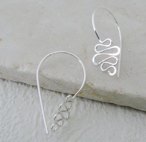 Modern Wire Earrings by Atelier Blaauw - The Beading Gem's Journal Silver Wire Jewelry, Silver Wire Earrings, Wire Jewelry Making, Furniture Movers, Jewellery Sketches, Swirl Earrings, Tiffany Jewelry, Diy Wire Jewelry, Wire Work Jewelry