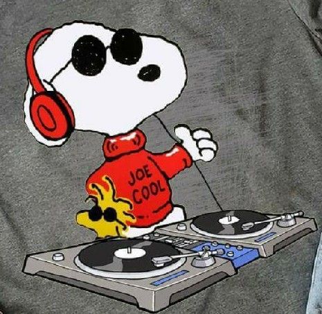 Mixing his jams Snoopy Tattoo, Snoopy Funny, Snoopy Images, Snoopy Wallpaper, Snoopy Quotes, Snoopy Pictures, Rawr Xd, Snoop Dog, Joe Cool