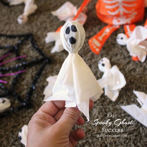 Ghost Suckers, Halloween Edible Crafts, Simple Diy Crafts, Halloween Classroom Treats, Diy Halloween Treats, Rainbow Diy, Ghost Diy, Inexpensive Crafts, Easy Decor