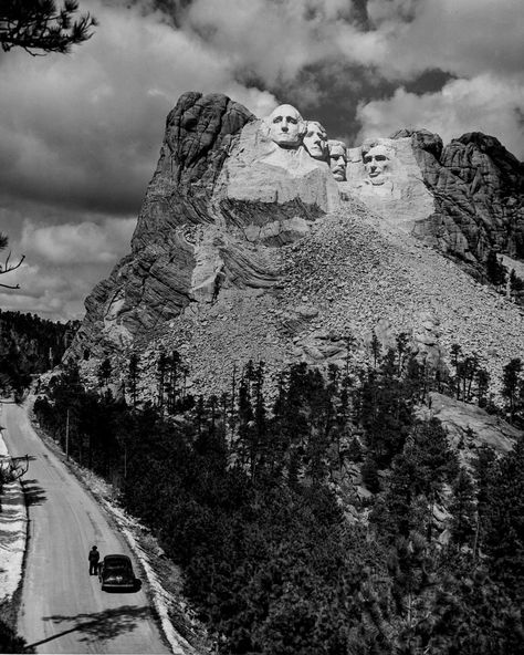 Carving Mount Rushmore took nearly 15 years (and was never actually finished) Fort Laramie, Crazy Horse Memorial, South Dakota State, Rare Historical Photos, Mt Rushmore, Red Cloud, Rock Face, Vision Board Ideas, Federal Government